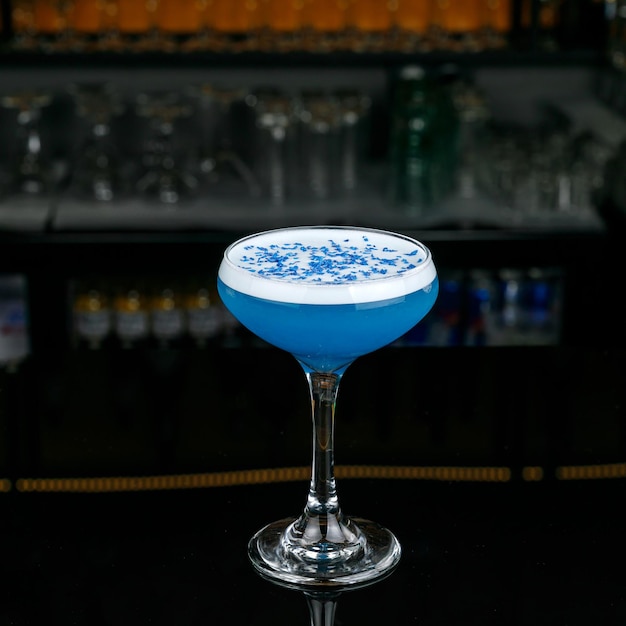 Cocktails au bar dans une boîte de nuit