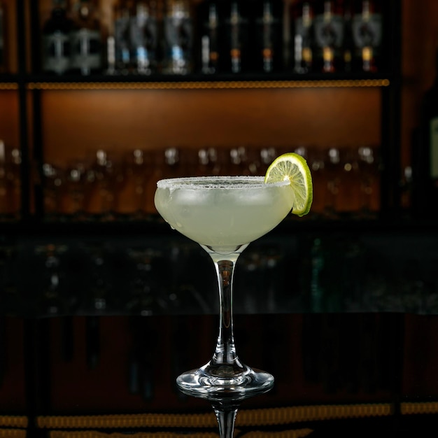 Cocktails au bar dans une discothèque