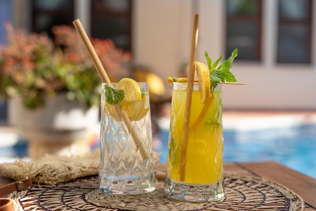 Cocktails au bord de la piscine. Concept de vacances d'été