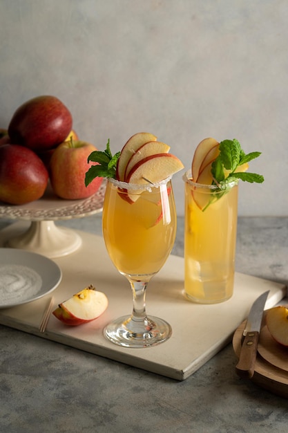 Cocktails de cidre de pomme avec des pommes rouges fraîches