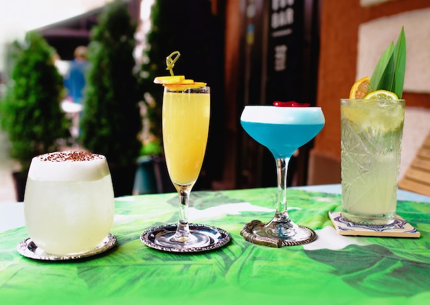 Cocktails colorés debout sur la table sur la terrasse extérieure du bar