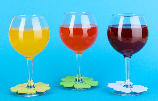 Cocktails colorés avec un décor lumineux pour verres sur fond bleu