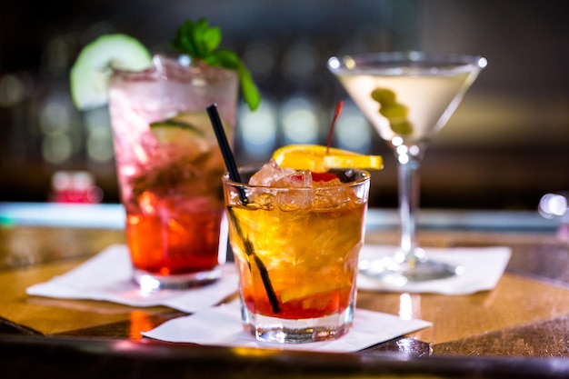 Cocktails colorés sur la table du bar au restaurant.