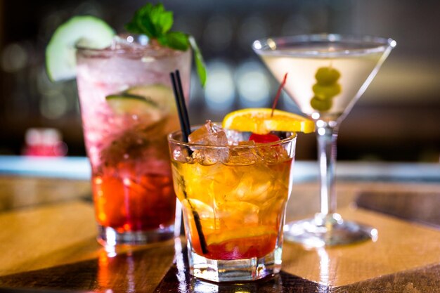 Cocktails colorés sur la table du bar au restaurant.