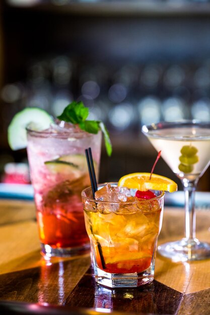 Cocktails colorés sur la table du bar au restaurant.