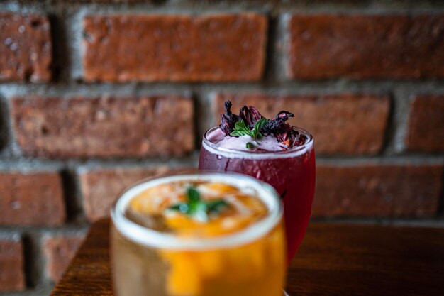 Photo cocktails de différentes saveurs dans des verres en verre avec mousse