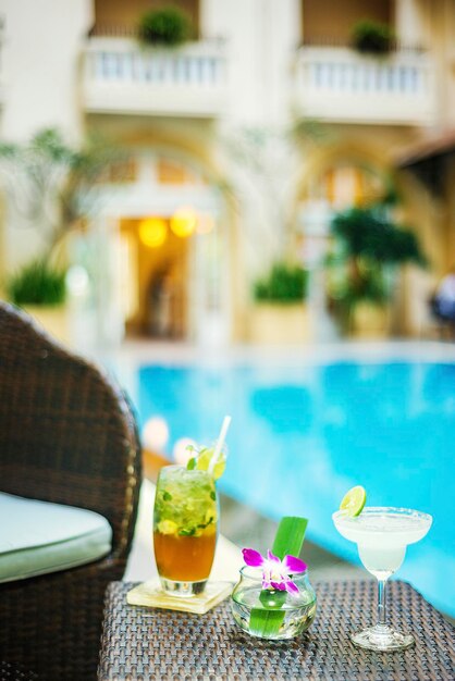 Des cocktails élégants dans un bar tropical exotique à la piscine.