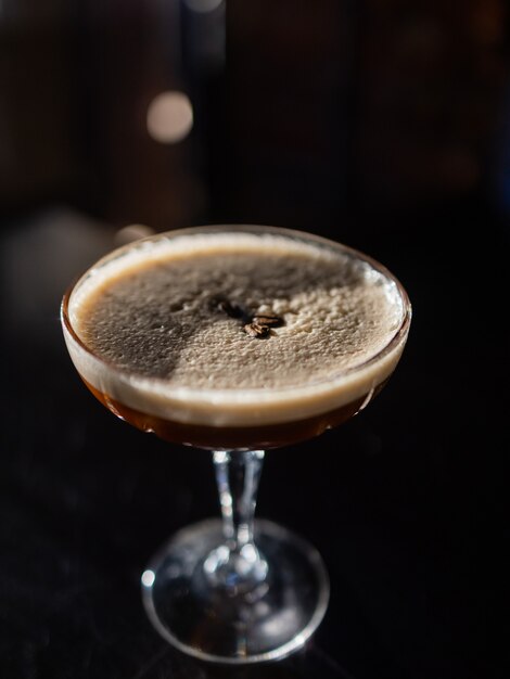 Cocktails Espresso Martini garnis de grains de café.