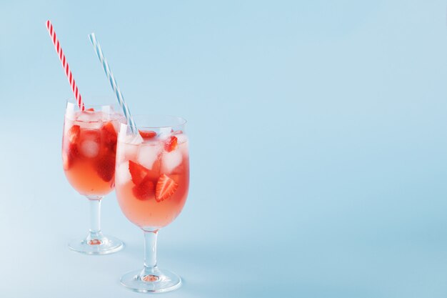 Cocktails d'été aux fraises fraîches avec des glaçons