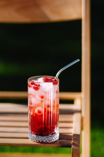 Cocktails d'été Cocktail alcoolisé avec glace et agrumes