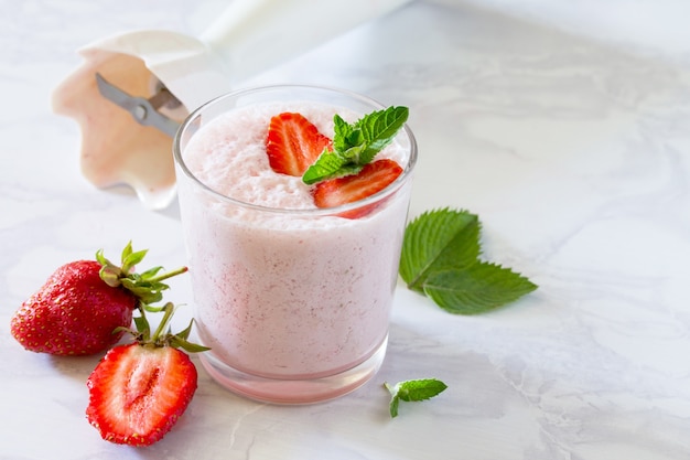 Cocktails d'été frais avec des fraises