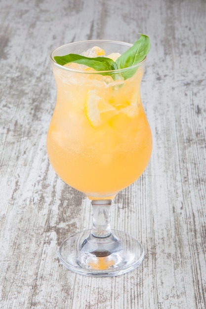 cocktails d'été avec de la glace dans un verre transparent