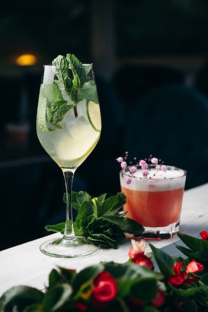 Cocktails d'été de luxe rafraîchissants au restaurant