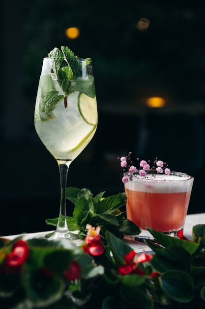 Cocktails d'été de luxe rafraîchissants au restaurant