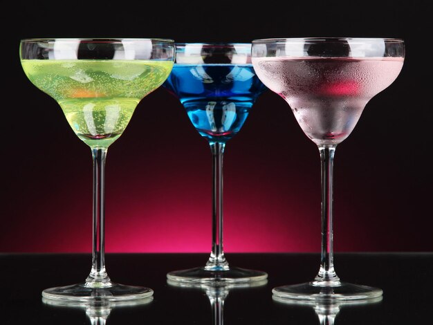 Cocktails sur fond de couleur sombre