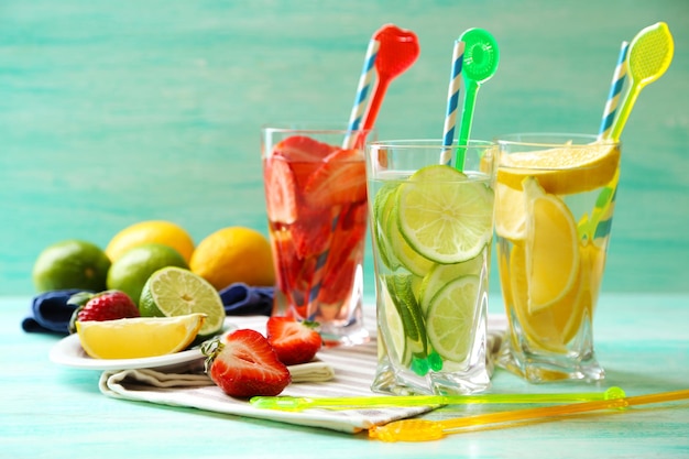 Cocktails avec des fraises fraîches et des citrons sur fond de bois