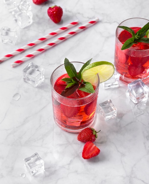 Cocktails de fraises fraîches à la menthe et au citron vert