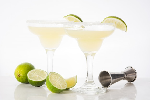 Cocktails de Margarita au citron vert dans un verre isolé sur blanc