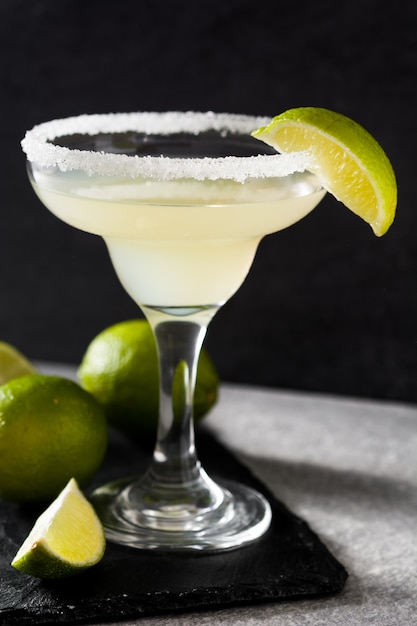 Cocktails Margarita au citron vert en verre sur pierre grise