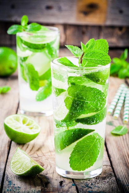 Cocktails mojito frais à la menthe citron vert et glace en verre sur fond bois