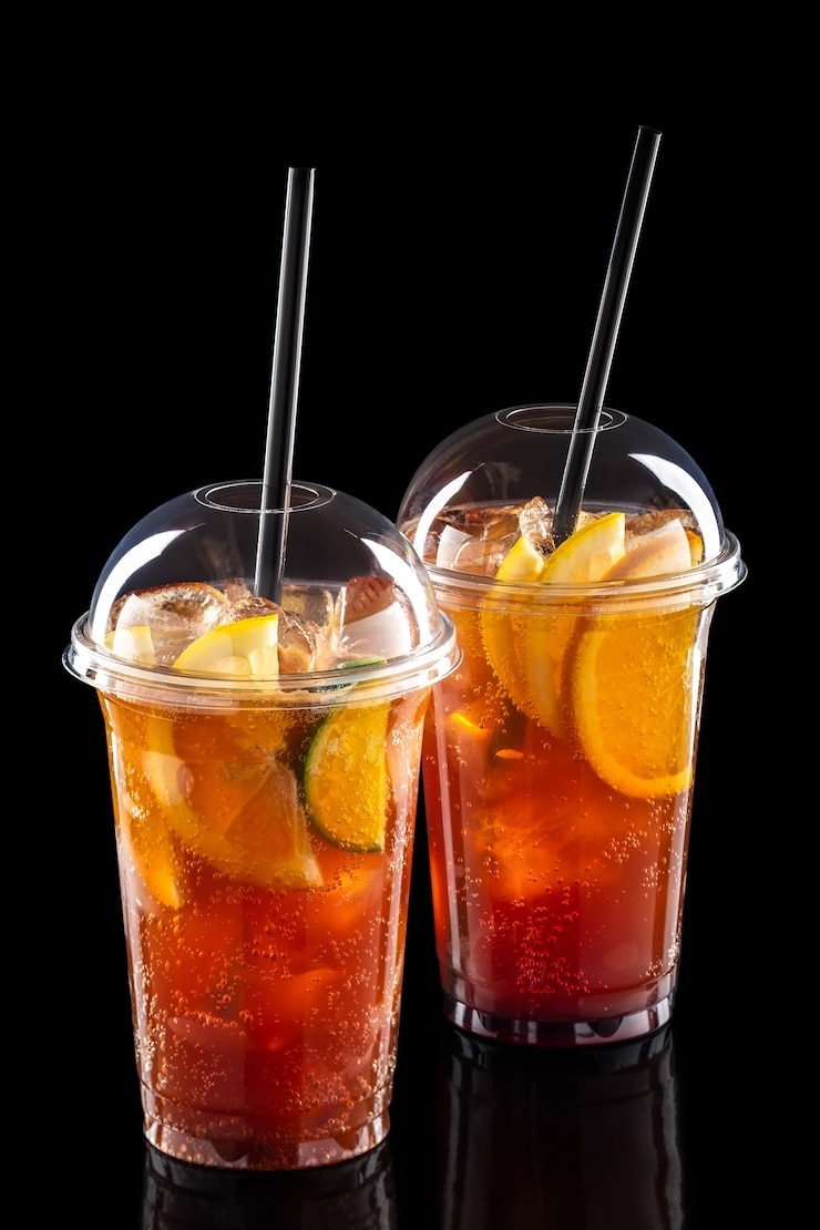 Photo cocktails rafraîchissants dans un verre à emporter