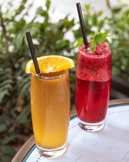 Cocktails rouges et orange sur une table