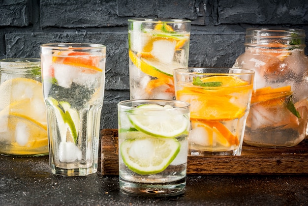 Cocktails sains d'été, ensemble de diverses eaux infusées aux agrumes
