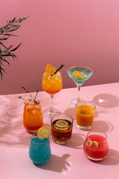 Cocktails tropicaux colorés Boissons d'été colorées et rafraîchissantes sur fond rose avec feuille de palmier d'ombre Menu des boissons du bar