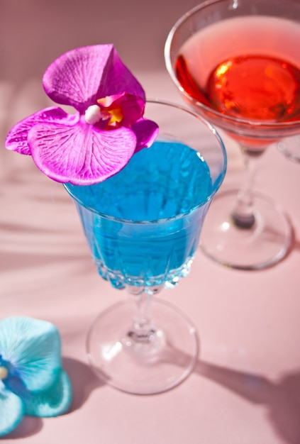 Cocktails tropicaux d'été décorés d'orchidée