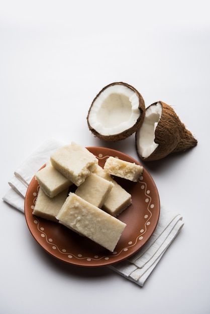 Coconut Burfi ou Kopra Barfi Pak ou Fresh Nariyal Fudge, mise au point sélective