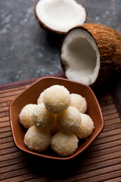 Coconut Sweet Laddoo OU Nariyal Ladduis un aliment de fête populaire de l'Inde. Servi sur fond de mauvaise humeur, mise au point sélective