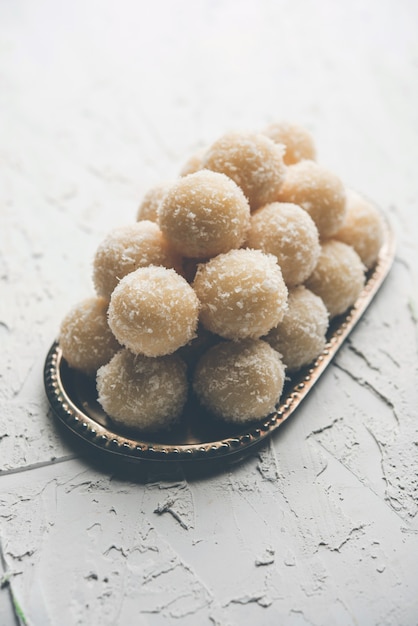 Coconut Sweet Laddoo OU Nariyal Ladduis un aliment de fête populaire de l'Inde. Servi sur fond de mauvaise humeur, mise au point sélective