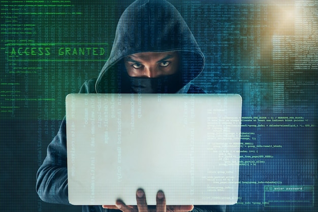 Codage de superposition et portrait d'un pirate informatique sur un ordinateur portable pour programmer des logiciels malveillants et des technologies de l'information dans l'obscurité Interface utilisateur de cybersécurité et personne sur l'ordinateur pour la fraude criminelle en ligne et les virus