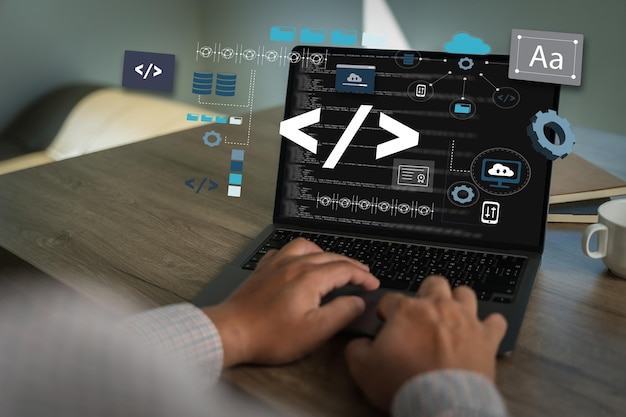 codage webman mains codage html et développeur logiciel programmation sur écran ordinateur portable saisie de données code site Web programmation avec la technologie HTML