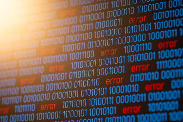 Code binaire de 1 et 0 avec de nombreuses inscriptions d'erreur Concept de problèmes avec des erreurs de code binaire dans les données cybernétiques du programme