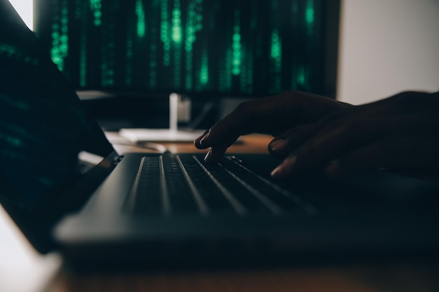 Code de pirate informatique dans un ordinateur portable Cybersécurité confidentialité ou menace de piratage Codeur ou programmeur écrivant un logiciel antivirus malware attaque Internet ou développement de conception numérique Données Web vertes sur écran d'ordinateur