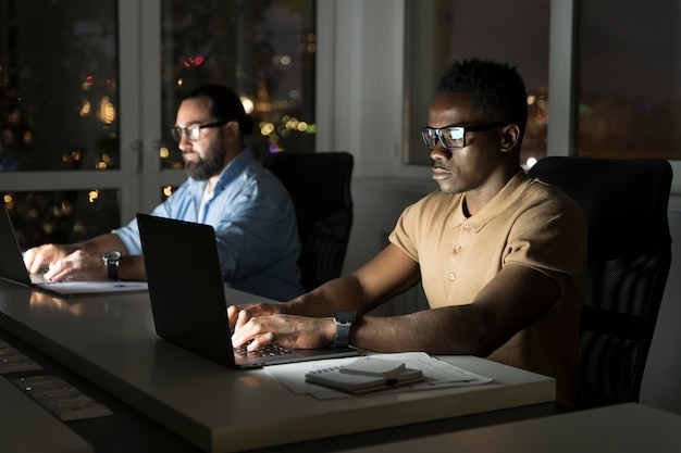 Coéquipiers d'affaires travaillant tard au bureau