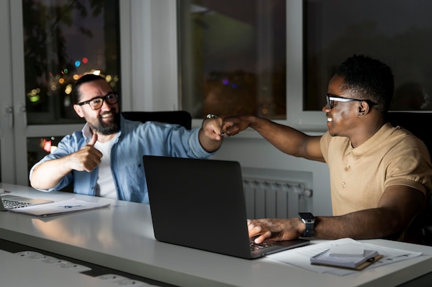 Coéquipiers d'affaires travaillant tard au bureau