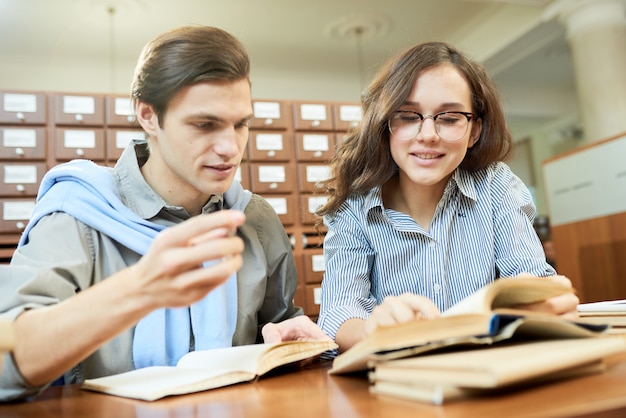 Coéquipiers occupés à apprendre des manuels