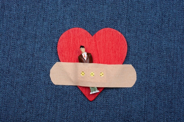 Coeur avec bandage médical plâtre Concept de problèmes relationnels