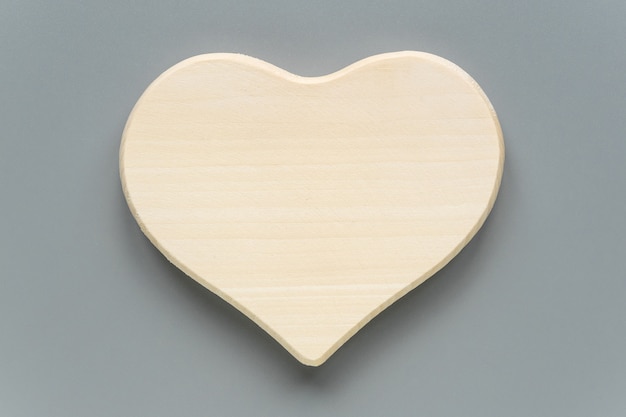 Coeur en bois blanc sur gris