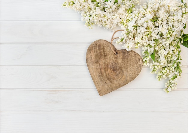 Coeur en bois fleurs lilas blanc