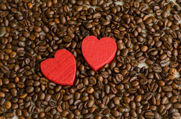 Coeur en bois sur fond de grains de café