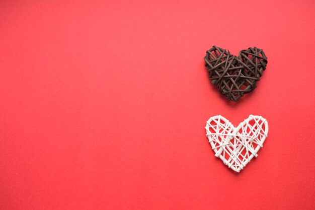 Coeur en bois marron et blanc sur fond rouge. Concept d'amour et de Saint Valentin. Place pour le texte