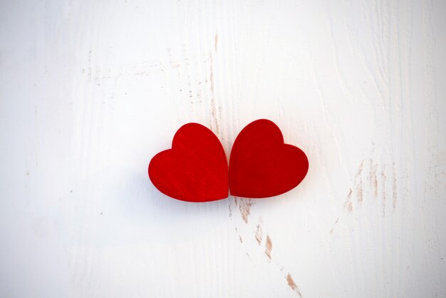 Coeur en bois rouge Sur un plancher en bois blanc, floue exprime l'amour Festival d'amour Festival de Valentine, bannières, cartes postales en ligne