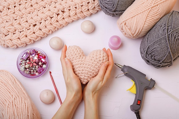 Coeur cadeau fait main dans les mains