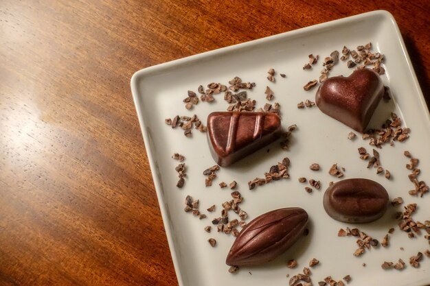 Photo coeur de chocolat sur fond en bois