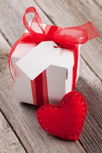 Coeur et coffret cadeau saint valentin