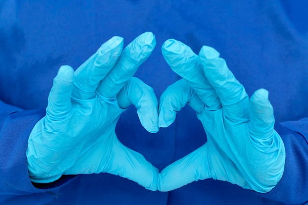 Cœur composé de gants médicaux bleus. Stérilité, hygiène, tests de laboratoire