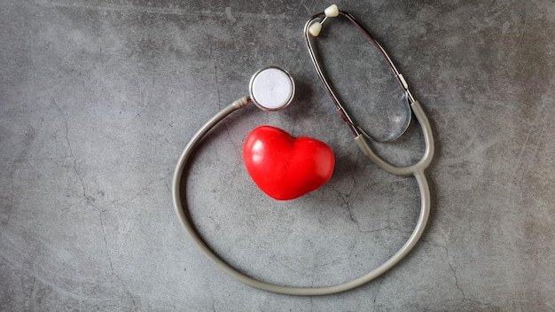 Coeur avec concept d'examen cardiaque stéthoscope